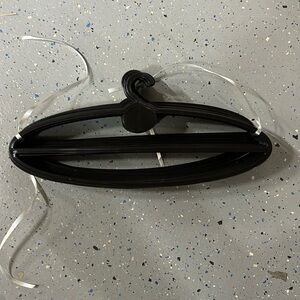 Oval hanger closet organizer